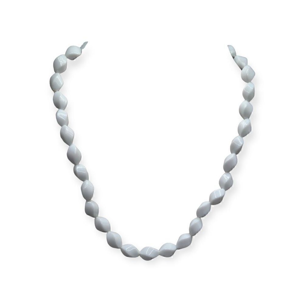 Vintage white beaded necklace white 22 inches